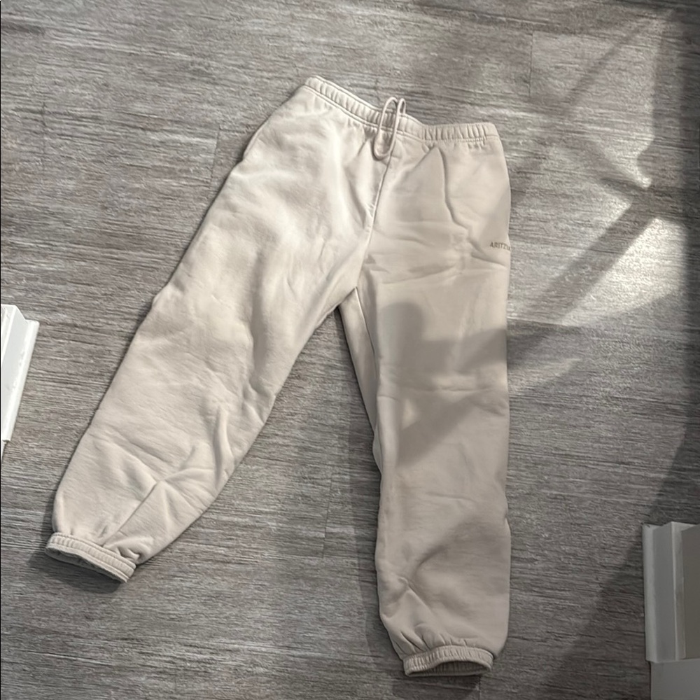 Aritzia sweat fleece cozy sweatpants size medium bone white color joggers